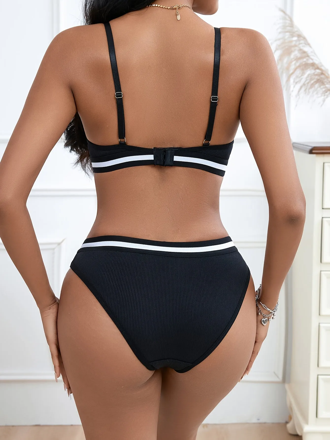 Colorblock Bra & Panties Lingerie Set - Women's T-Shirt Push Up Bra & Elastic Panties