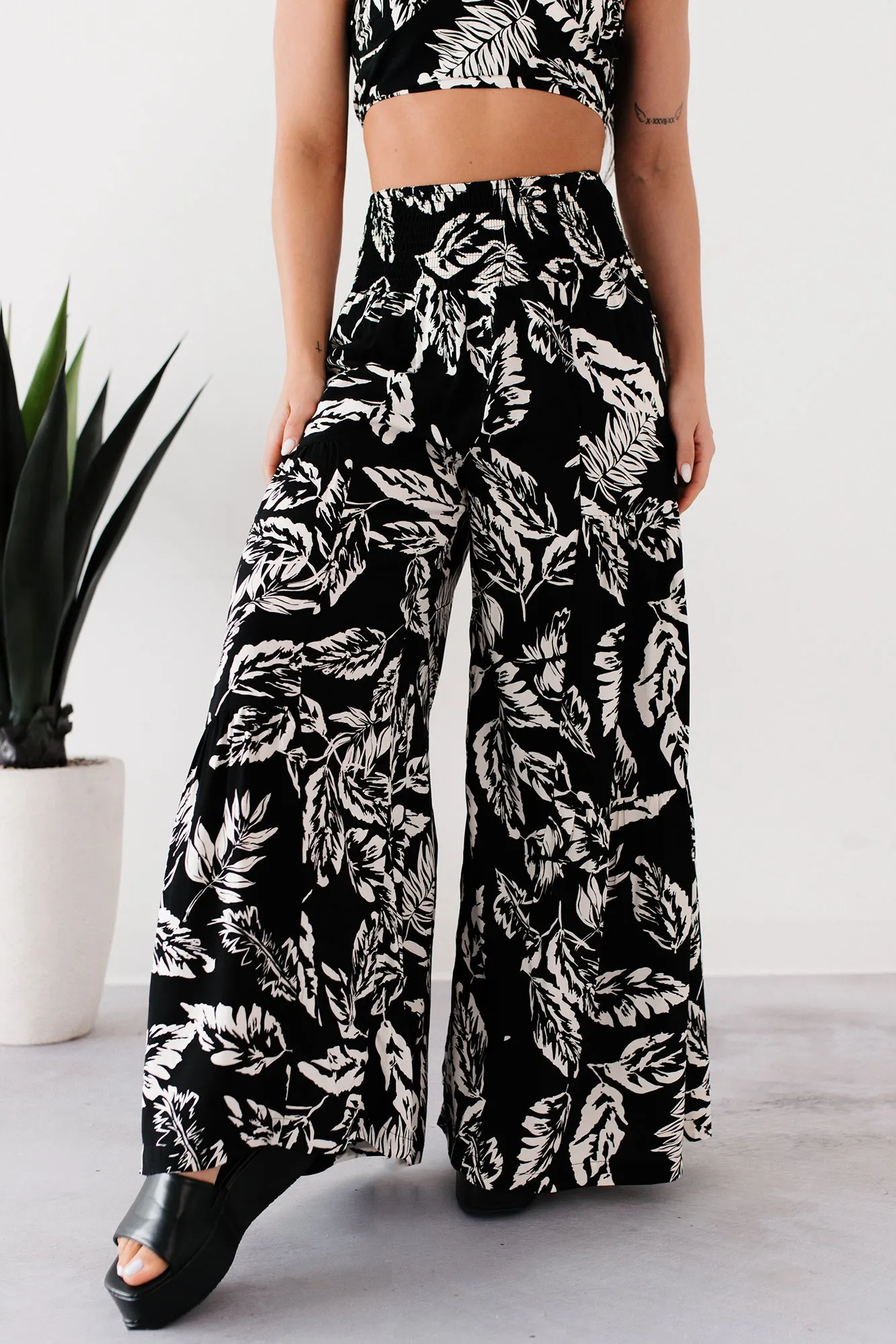 Elegant Ease Leaf Print Halter Top & Pants Set (Black/Cream)