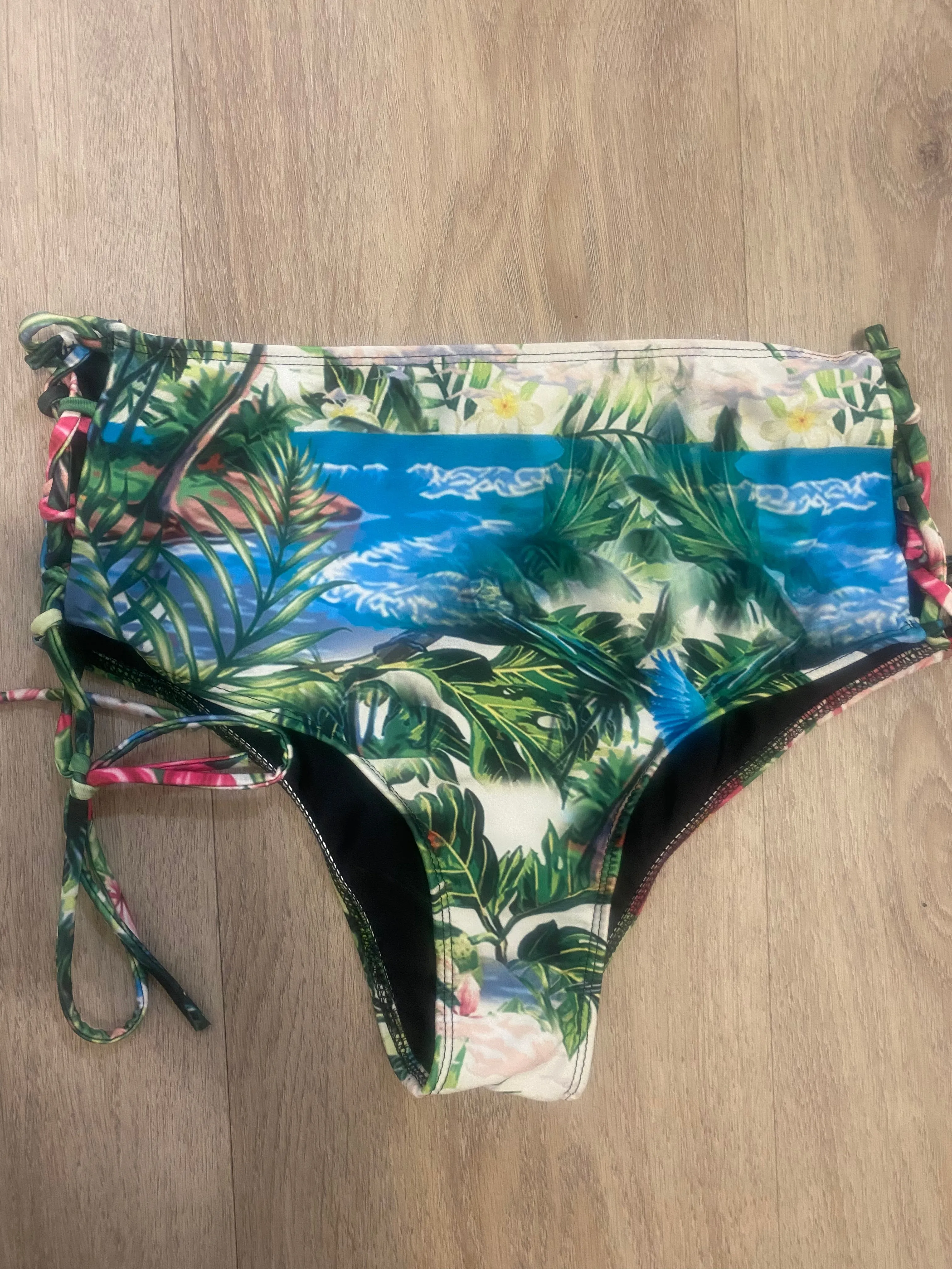 Stunning Crisscross bottoms