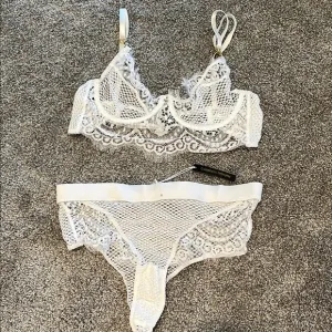 White Lace Intimate Set